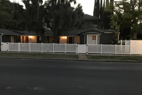 Perimeter White Vinyl Fence For A Los Angeles Property